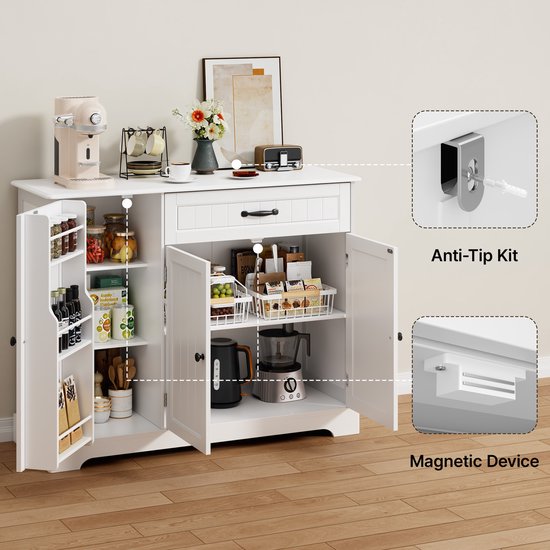 Witte keukenkast met open vakken, een lade en deuren, gevuld met keukenspullen. Inclusief anti-tip kit en magnetische sluitingen.