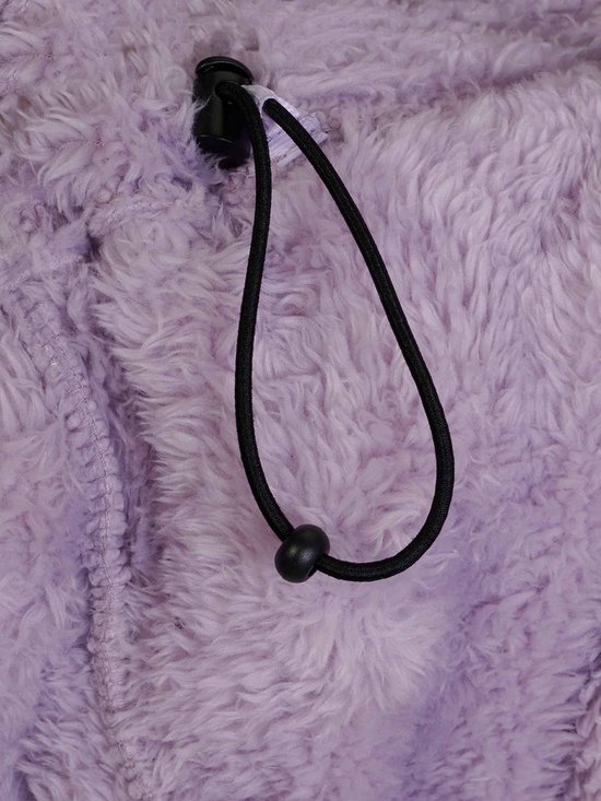 Detail van een lila fleece vest met een trekkoord en knoop.