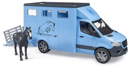 Lichtblauwe Bruder paardenwagen met een paard op de laadklep. De achterdeuren zijn open.