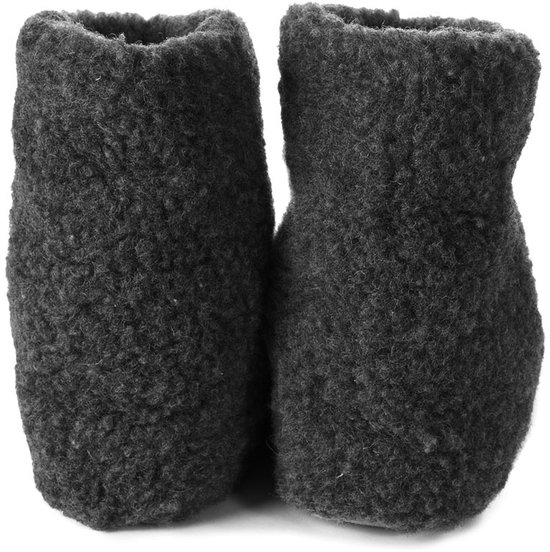 Donkergrijze, hoge wollen pantoffels met een gebreide, pluizige textuur.