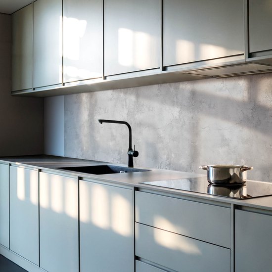 Zelfklevend paneel met grijze betonlook textuur in een keukenomgeving