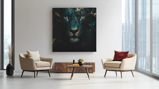 Canvas schilderij van een groen met gouden leeuw met blauwe ogen, hangend boven een bank.