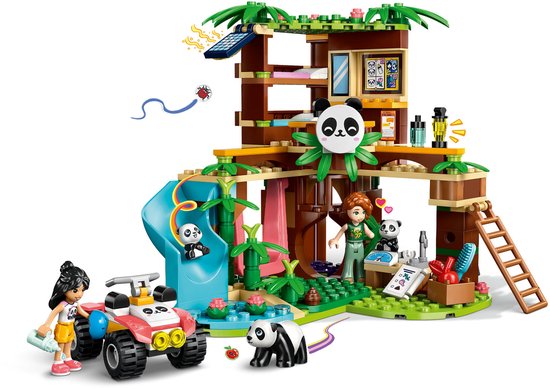 LEGO Friends De Pandaopvang speelset met boomhut, glijbaan, quad, minipoppen en pandabeertjes.
