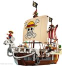 LEGO One Piece set met het Piratenschip Going Merry met strooien hoeden en schedel logo op zeil.