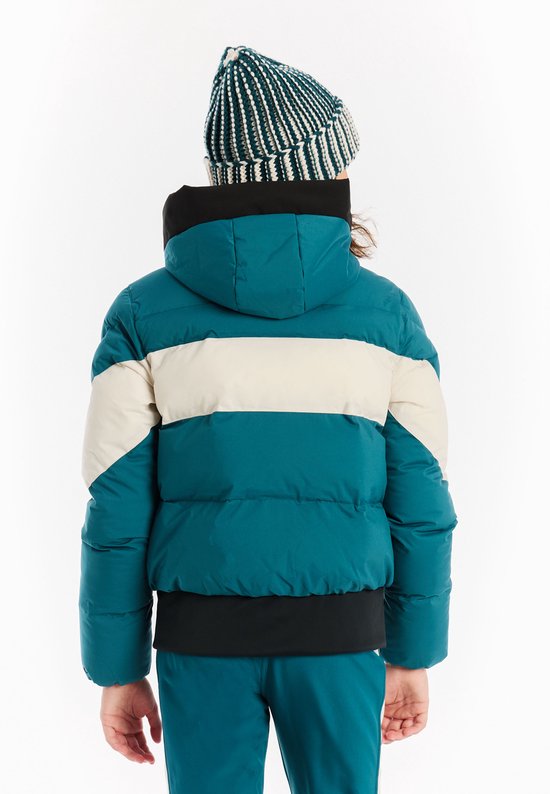 Achterkant van meisje met turquoise ski-jas met beige en witte strepen en gestreepte muts.