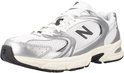 Witte New Balance 530 sneaker met zilveren neus, zilveren accenten en zwart N-logo.