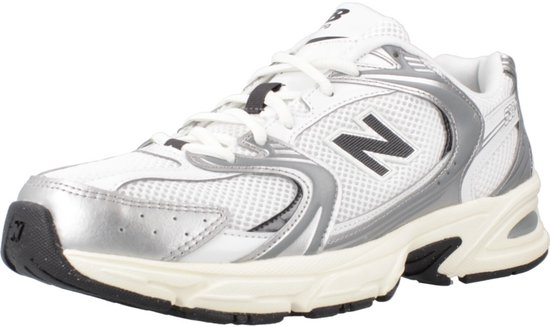 Witte New Balance 530 sneaker met zilveren neus, zilveren accenten en zwart N-logo.