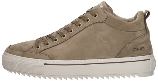 Zijaanzicht van een taupe leren sneaker met bruine veters, witte zool en reliëf aan de zijkant.