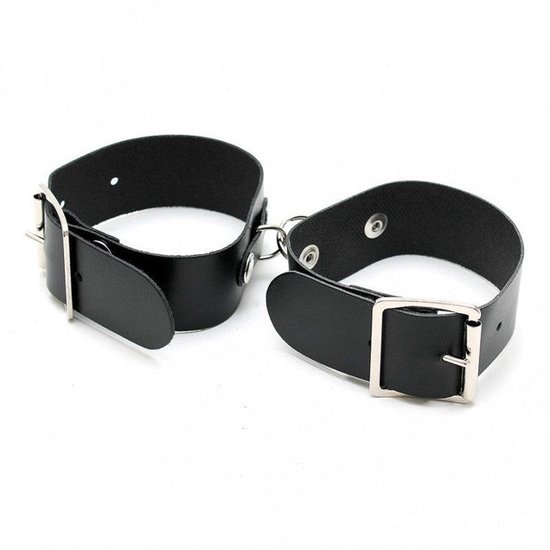 Manchettes en cuir simples avec anneau