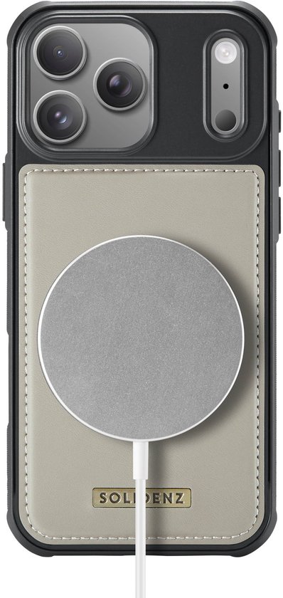 Lichtgrijze lederen telefoonhoes met een magnetische MagSafe-lader bevestigd aan de achterkant.