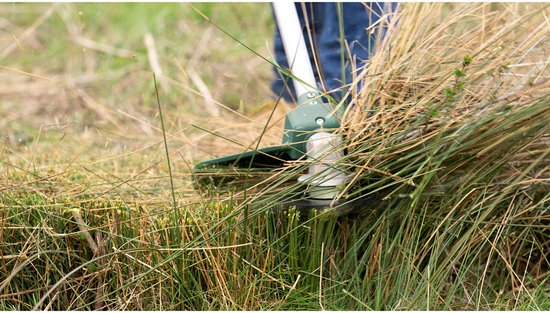 Grastrimmer met een groene kop die hoog gras maait.