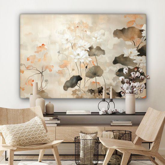 Woonkamer met een canvasprint van witte lotusbloemen en bruine bladeren op een beige achtergrond, naast een kast met vazen en kaarsen.