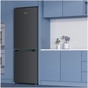 Zwarte CHiQ koelkast in een moderne keuken met blauwe kasten.