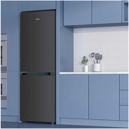 Zwarte CHiQ koelkast in een moderne keuken met blauwe kasten.