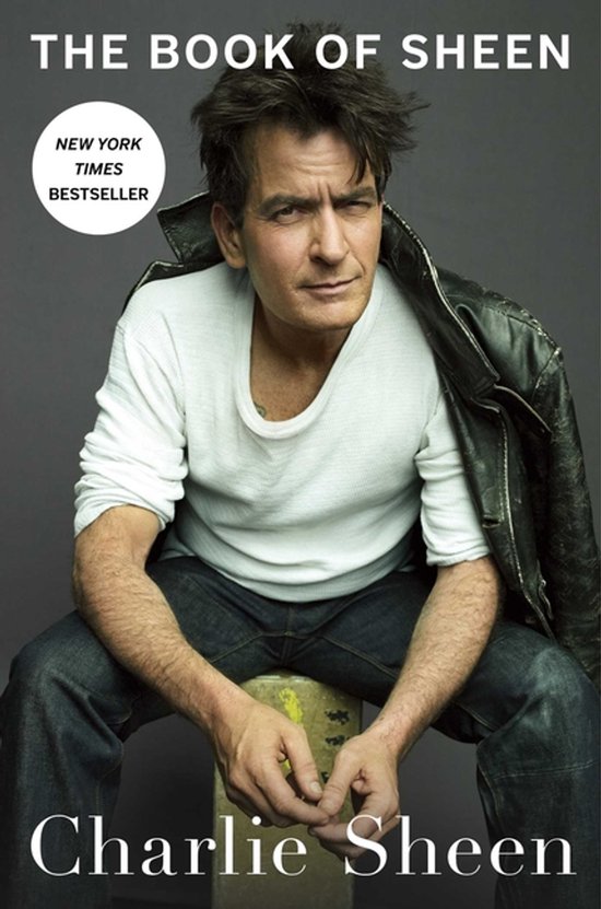 Charlie Sheen zit met een leren jas over zijn schouder op de voorkant van het boek "The Book of Sheen".