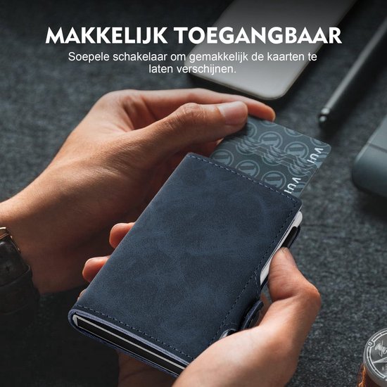 Blauwe pasjeshouder met een hand die een kaart uitschuift met de hendel. Makkelijk toegankelijk.