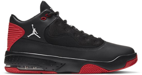 Zwart Jordan sneaker met rode, gestreepte hiel en witte Jumpman-logo.