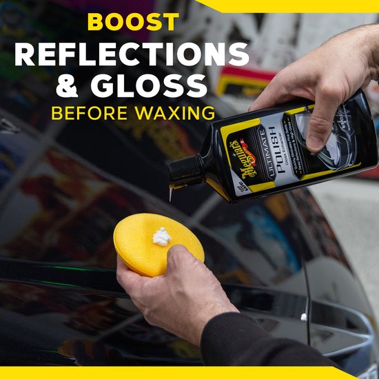 Hand brengt polijstmiddel aan op gele applicator pad, op een glanzende zwarte auto. Tekst: BOOST REFLECTIONS & GLOSS BEFORE WAXING.