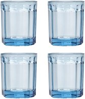 Vier lichtblauwe glazen waterglazen met facetten. De glazen hebben een achthoekige basis.