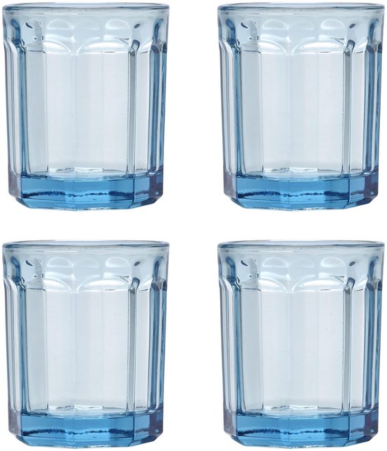 Vier lichtblauwe glazen waterglazen met facetten. De glazen hebben een achthoekige basis.