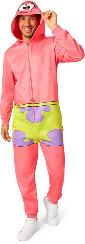 Man in roze onesie met capuchon en gele broek met paarse vlekken, geïnspireerd op Patrick Ster.