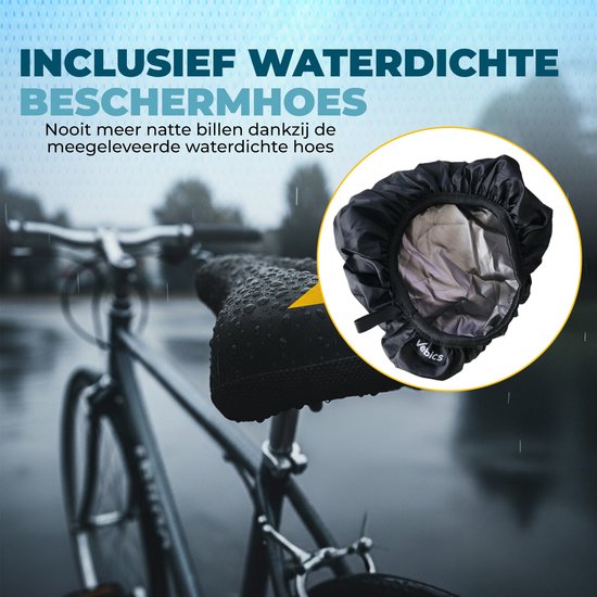 Zwarte fietszadelhoes, inclusief waterdichte hoes, getoond op een fietszadel in de regen.
