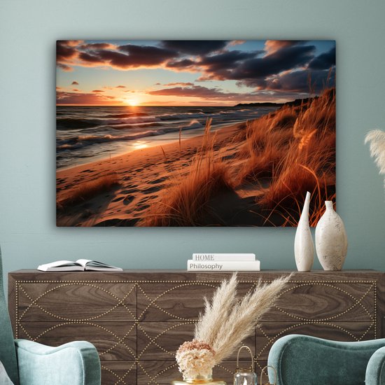 Une toile panoramique d'un coucher de soleil sur la mer, la plage et les oyats.