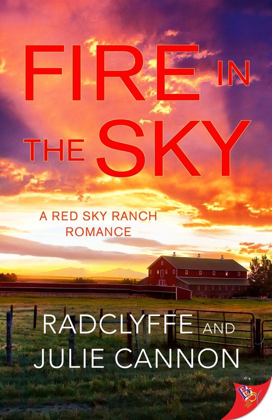 Boekomslag voor 'Fire in the Sky', een romance op Red Sky Ranch. Vuurrode tekst op een zonsondergang met wolken, met op de voorgrond een boerderij.