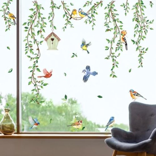 Film pour fenêtre avec des lianes de lierre vertes et des oiseaux, avec un fauteuil gris et un vase.