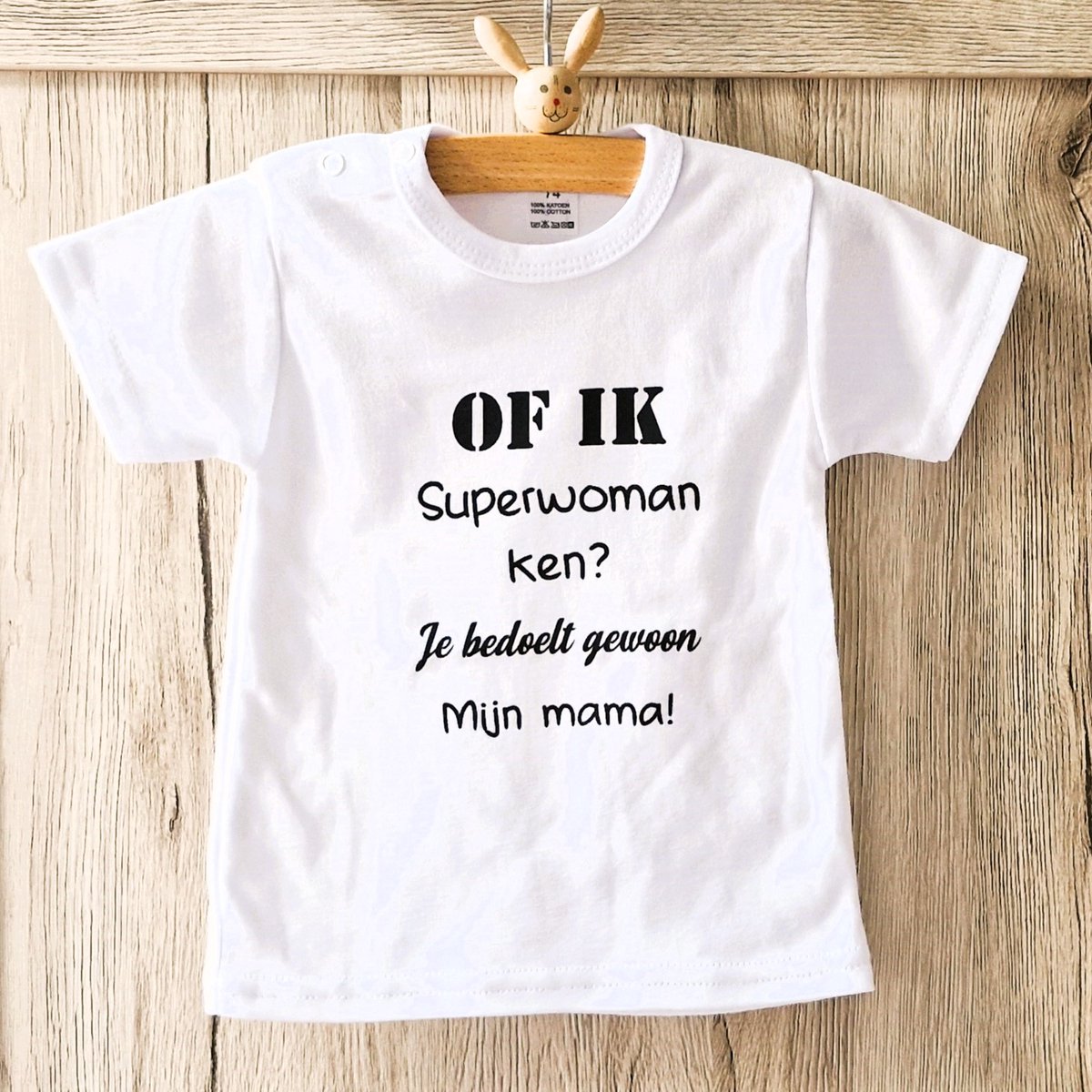 Shirtje baby tekst mama eerste moederdag Of ik superwoman ken? Je bedoelt gewoon mijn mama ! wit korte mouw maat 68
