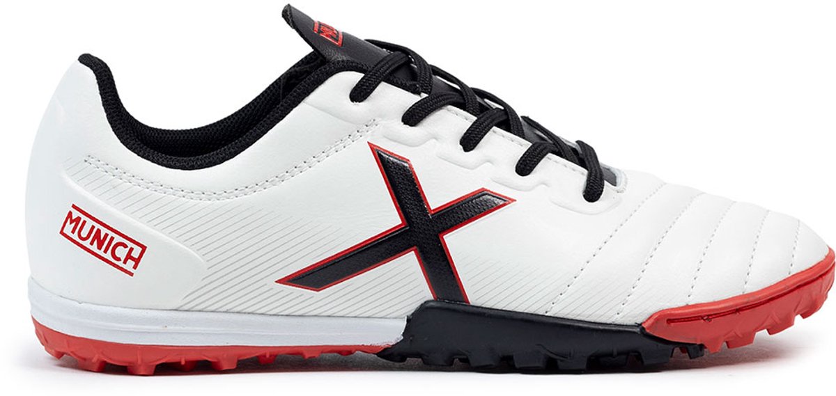 Witte Munich Arenga Turf voetbalschoenen EU 34 met zwarte en rode accenten, gemaakt van zacht PU met ademende coating.