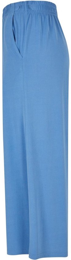 Lichtblauwe culottebroek met wijde pijpen en een zijzak.