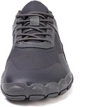 Vue de face d'une chaussure minimaliste grise à lacets.