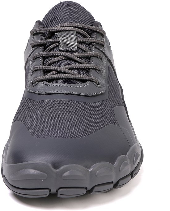 Vue de face d'une chaussure minimaliste grise à lacets.