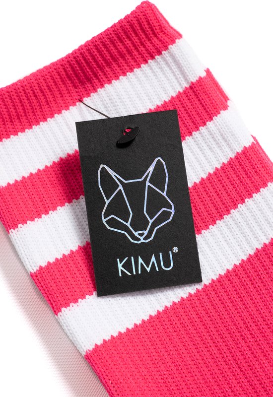 Roze kniekous met horizontale witte strepen en een zwart label met het KIMU logo.