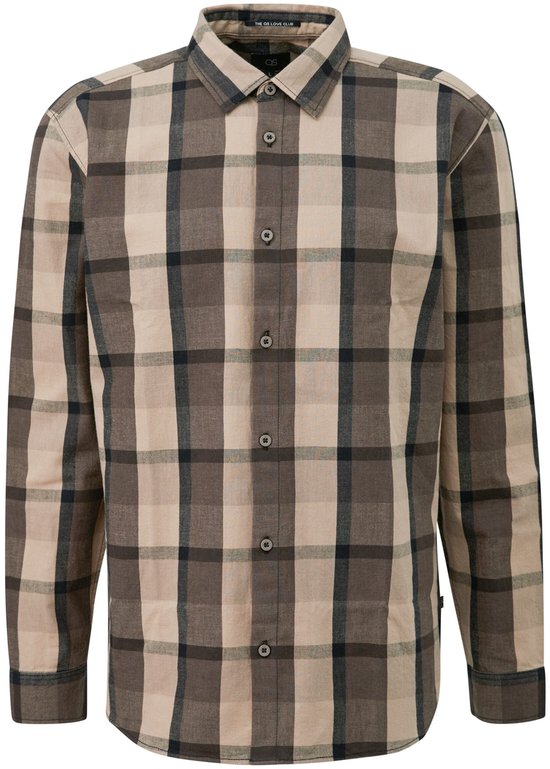 Bruin geruite blouse met knopen aan de voorkant, gedragen over een wit T-shirt.