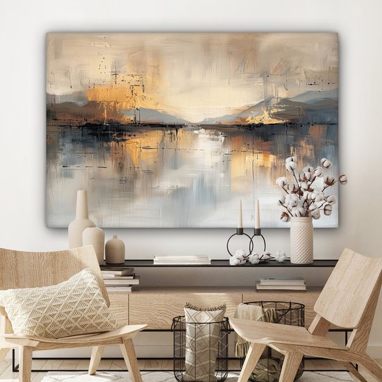 Abstract schilderij met gouden, beige, grijze en zwarte tinten, hangend boven een bed met kussens en planten.