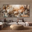 Abstract schilderij in beige, bruin en wit met bloemachtige en takvormige details. Hangt boven een bank in een woonkamer.