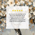 Gedetailleerd schilderij met witte en gouden bloemen op een grijze achtergrond, met 5 sterren review.