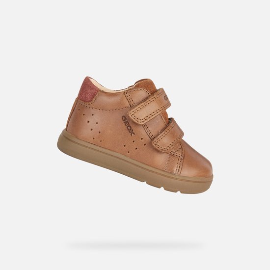 Sneaker GEOX en cuir marron avec perforations, deux velcros et talon en suède.