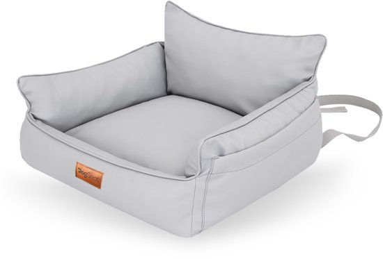 Lichtgrijze hondenautostoel met zachte kussens en een bruin "DogSeat" label, getoond met draagbanden aan de achterkant.