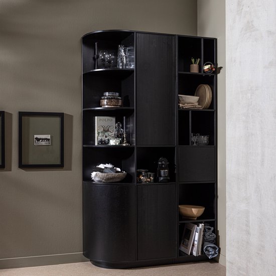 Zwarte open vakkenkast met ronde hoek, gevuld met decoraties en boeken.