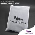 Grijze verpakking met het 'Sassy Goods' logo en de tekst 'Inclusief gratis haarnetje en e-book'.