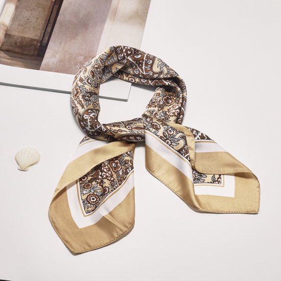 Crème vierkante sjaal met paisley-print, bruine, witte en gouden details, zacht gedrapeerd.