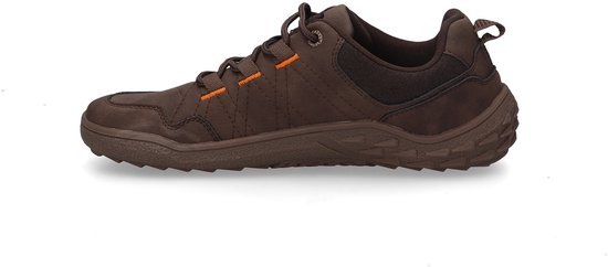 Sneaker marron à lacets avec des accents orange, vu de côté.