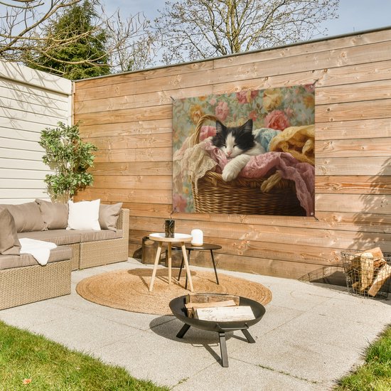 Tuinposter 120x90 cm - Tuindecoratie Kat - Bloemenprint - Rieten mand - Poster voor in de tuin - Buiten decoratie - Schutting tuinschilderij - Tuindoek muurdecoratie - Wanddecoratie balkondoek