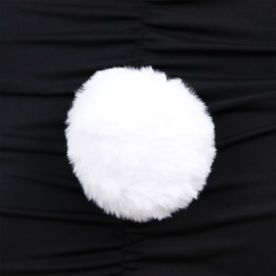 Detail van een witte manchet met een zwarte knoop, om een arm van een etalagepop.