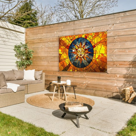 Une affiche en mosaïque d'un soleil avec un visage, dans des tons de jaune, orange et bleu, accrochée à une clôture en bois.