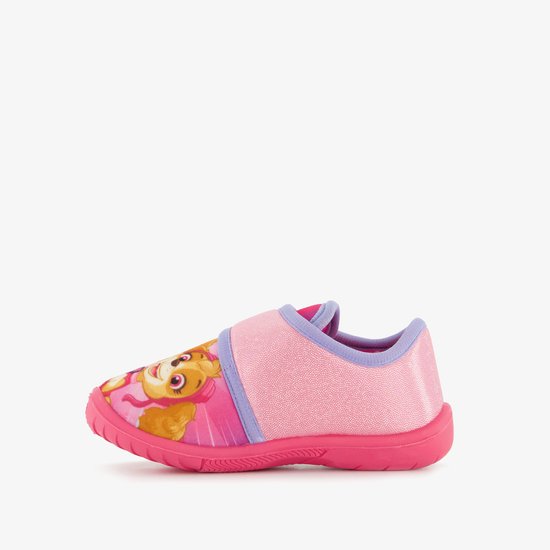 Zijkant van roze Paw Patrol pantoffel met klittenbandsluiting en glinsterende roze stof. Met opdruk van Skye.