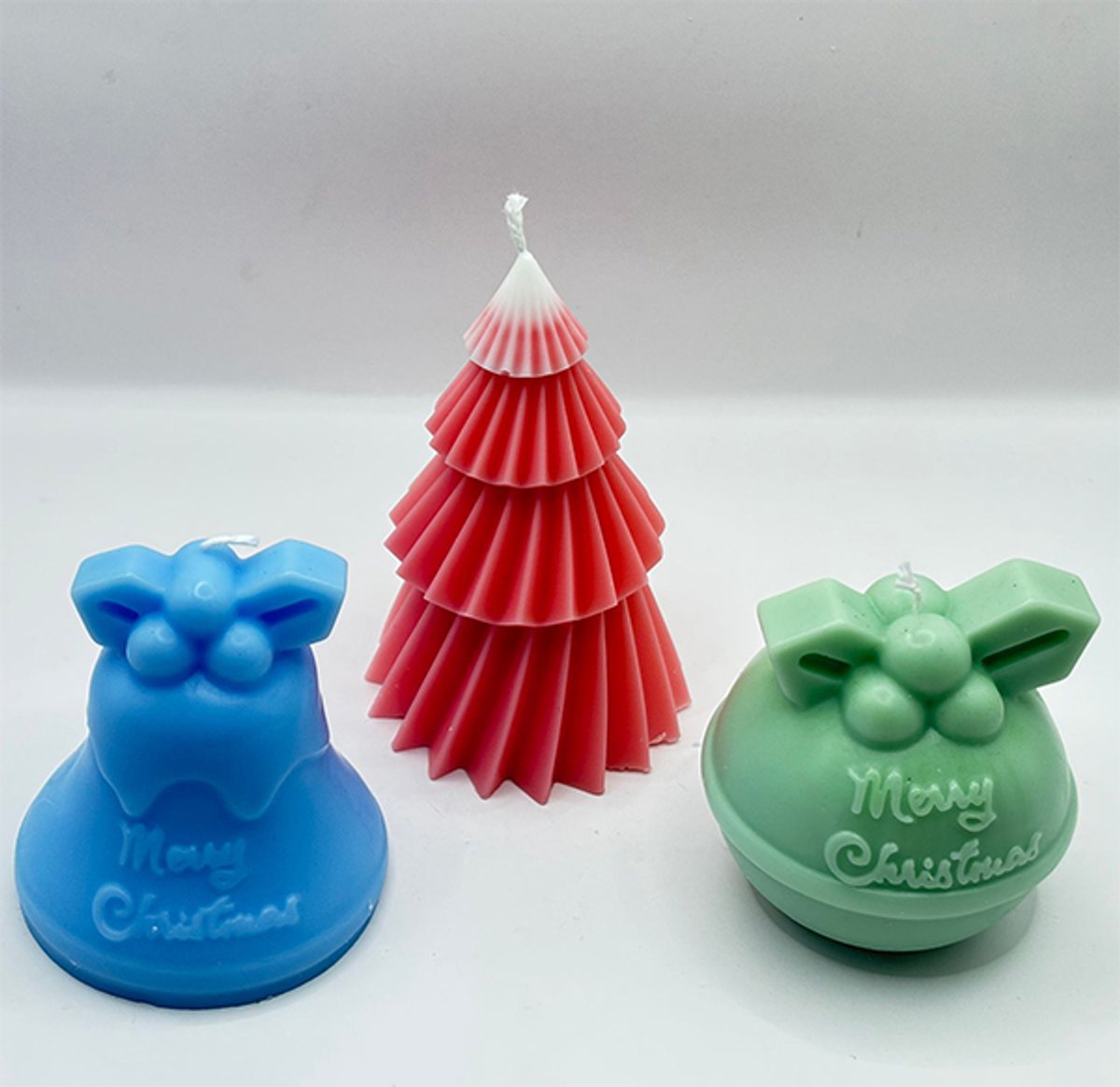 Kerst Geurkaarsen Set – 3 Handgemaakte Kaarsen in Kerstboom, Bel en Bal Vorm – Natuurlijke Palmwax – Met Geuren van Dennen, Ceder & Appel-Kaneel – Perfect als Cadeau